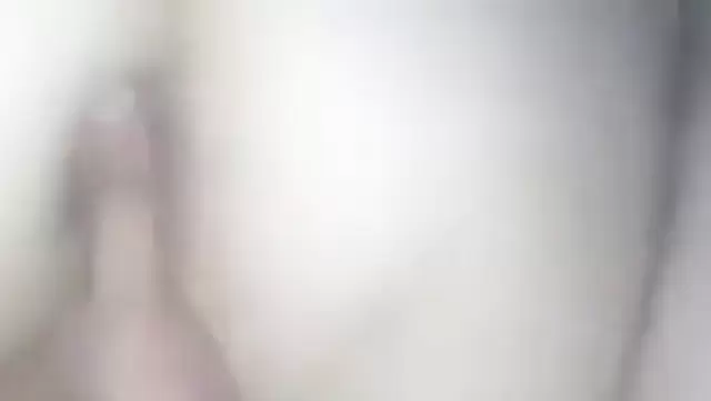 فتحات قرغيزستاني المبلولة بتلتقي بالنشوة الجنسية.