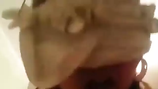 زوجة قرغيزية تمص زب زوجها عشان تمارس معاه الجنس.